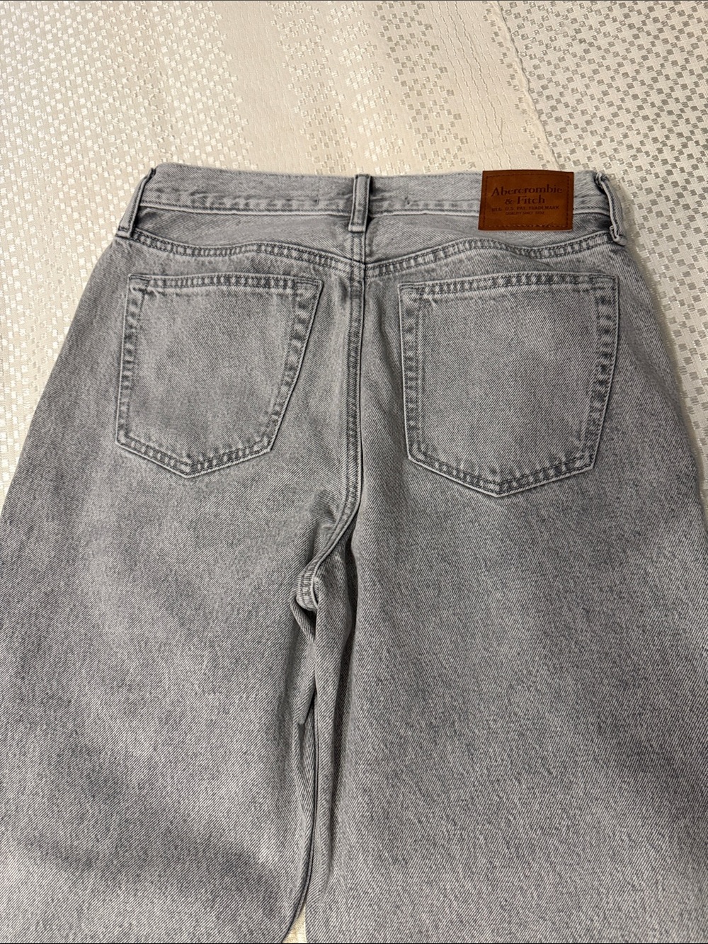 Abercrombie & Fitch Gray Washed Relaxed Men's Jeans - Picture 4 of 5